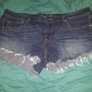 American Eagle frayed jean shorts 18